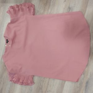Beautiful ruffled sleeve top